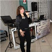 Cantante di pianobar professionista, oltre 40 anni di esperienza nell  ambito della musica leggera